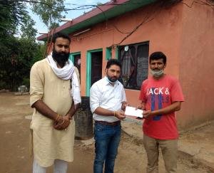 विवेक कुमार ने की पीड़ित परिवार की आर्थिक सहायता