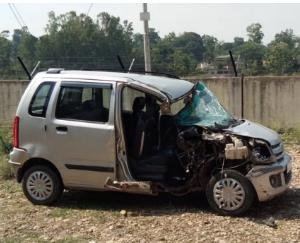 ट्रैक्टर व वेगनार की टक्कर में दो घायल 