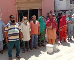 जल शक्ति विभाग के खिलाफ लोगों ने किया रोष प्रदर्शन