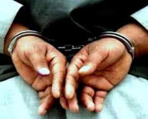 सड़क पर चल रहे राहगीर से एक पेटी देशी शराब बरामद