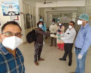 बिलासपुर शिवा कॉलेज कोविड अस्पताल से चार पॉजिटिव को नेगेटिव होने के बाद दी छुट्टी 