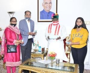 आरकेजी ग्रुप ने सेनेटाईजर मशीन और मास्क किए दान