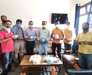 कहलूर नवोदियन एल्यूमिनी एसोसिएशन ने रोग प्रतिरोधत क्षमता को बढ़ाने वाला काढ़ा पत्रकारों में किया वितरित