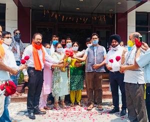 विश्व हिंदू परिषद व बजरंग दल ने किया कोरोना योद्धाओं को सम्मानित