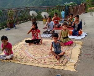 कोरोना महामारी के कारण लोगों ने जनता के बीच ना करके अपने घरों में किया योग