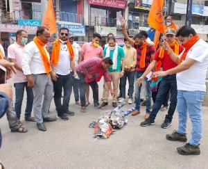 बजरंग दल विश्व हिंदू परिषद ने चाइनीज सामान की होली जलाई