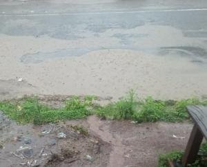 पहली ही बरसात नहीं झेल पाई करोड़ों से पक्की हुई सड़क 