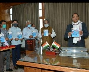 मुख्यमंत्री ने ‘नशीले पदार्थों का सेवन जीवन के लिए घातक’ लघु पुस्तिका का किया विमोचन