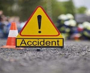 कार हादसे में माँ बेटे की मौत, राहगीर हुआ गंभीर घायल 