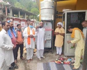 अमित मित्तल व सुमित मित्तल ने जयनगर चौक पर वाटर कूलर किया स्थापित