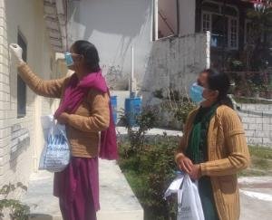 कोरोना योद्धा की भूमिका बढ़-चढ़कर निभा रहे आंगनवाड़ी कार्यकर्ता