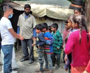 स्वामी विवेकानंद की पुण्यतिथि पर सेवार्थ विद्यार्थी ने किया फलों का वितरण