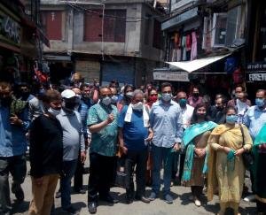 CTO चौक से लेकर लोअर बाजार बाजार में बांटे सैनिटाइजर एवं फेस कवर