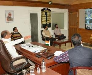 मुख्यमंत्री ने उपायुक्तों और खण्ड विकास अधिकारियों के साथ की वीडियो काॅन्फ्रेंसिंग