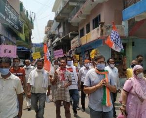 ब्लॉक कांग्रेस कमेटी घुमारवीं ने पेट्रोल और डीजल की कीमतों को लेकर बोला हल्ला 