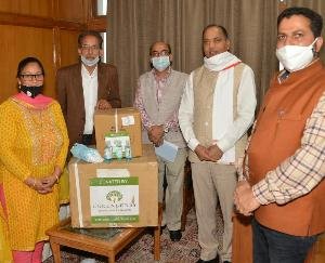 ग्रीनबेरी ने सीएम ऑफिस के लिए मास्क व सांइटिज़ेर की खेप की भेंट
