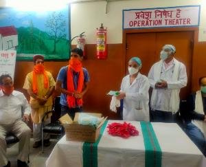 युवा मोर्चा मंडल अर्की ने कोरोना योद्धाओं को किया सम्मानित 