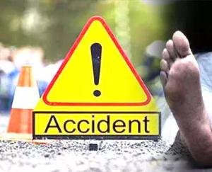 गाड़ी और स्कूटर की टक्कर में एक व्यक्ति की मौत