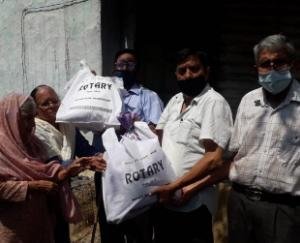 रोटरी क्लब ने की बेघर परिवार की सहायता