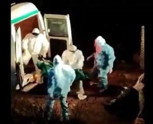 आंध्र प्रदेश में कोरोना मरीज के शव को जेसीबी से उठाने का वीडियो वायरल