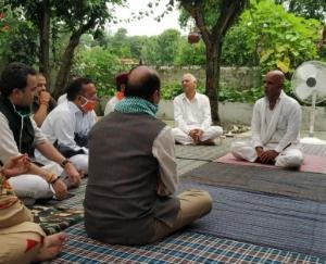 पूर्व जिला संघ चालक स्व. पीताम्बर के घर पहुंचे भाजपा नेता, परिजनों को बंधाया ढांढस