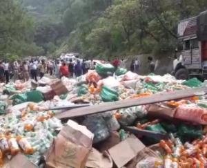 सड़क के बीचों-बीच ट्रक पलटा, बिखरी बोतलें, हाईवे पर लगा जाम