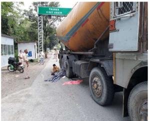 ट्रक की चपेट में आई बुज़ुर्ग महिला 