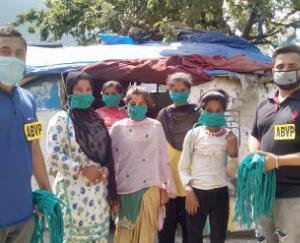 ABVP कार्यकर्ताओं ने झुग्गी झोपड़ियों में रहने वाले लोगों को मास्क किए वितरित 