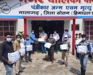 समाजसेवी पुनीत शर्मा ने सफाई कर्मचारियों को भेंट की पीपीई किटें