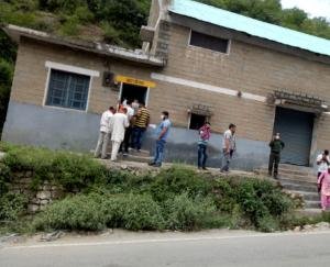 खाद संबंधी समस्या से जूझ रहे किसान, सरकार से लगाई गुहार 