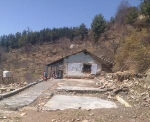 ठेकेदार की मनमर्जी व लोनिवि की अनदेखी के कारण बेबस हुए ग्रामीण