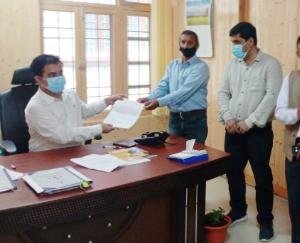 भामंस व राष्ट्रीय राज्य कर्मचारी महासंघ ने केंद्रीय वेतनमान व पुरानी पैन्शन की माँग को लेकर सौंपा ज्ञापन 