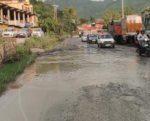 एनएच-205 पर पड़े गड्ढे बड़ी दुर्घटना को दे रहे न्योता