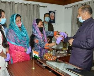 भाजपा महिला मोर्चा की सदस्यों ने मुख्यमंत्री की कलाई पर बांधी राखियां