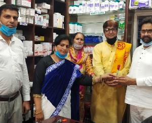 अत्यंत गरीब लोगों को निशुल्क दवाइयां बांटने के लिए सुरेंद्र सोनी सम्मानित