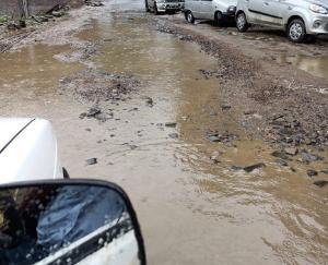 10 करोड़ की लागत से बने रोहड़ू समोली पुल की मैटलिंग लगी उखड़ने