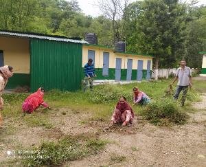 महिला मंडल करोली ने छेड़ा सफाई अभियान