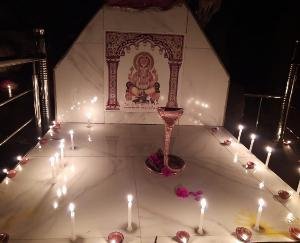 शिव ताण्डव गुफा विकास समिति ने 151 मोमबतियां व 151 दिये जलाकर जाहिर की खुशी