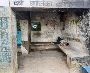 वर्षा शालिका बनी शराबियों का अड्डा