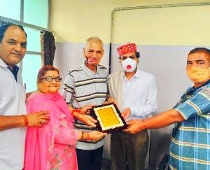 प्रेमलाल शर्मा ने सह आचार्य डॉक्टर सिद्धार्थ वत्स को किया सम्मानित