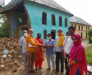 भारी बारिश से ढह गई दीवार, बेघर हुआ गरीब परिवार 