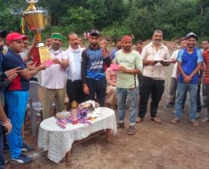 बड़ोग टीम को हरा, फ्रेंड्स इलेवन टीम ने ट्रॉफी की अपने नाम 