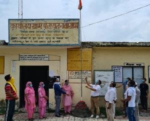 पूर्व विधायक केएल ठाकुर ने किया ध्वजारोहण 