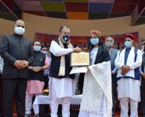 सुरेश भारद्वाज ने 22 वर्ष की उम्र में IAS बनीं मुस्कान को किया सम्मानित 