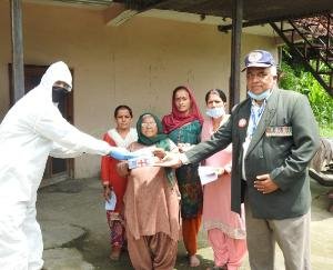 वेटेरन इंडिया जिला शिमला ने बांटी आवश्यक दवाइयां और मास्क
