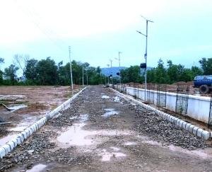 पुलिस लाईन में सिफरा इंफ्राटेक कर रही है सड़क का निर्माण