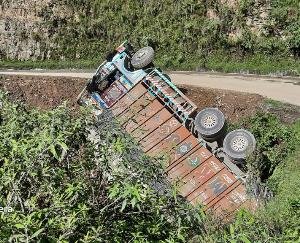 truck-rollover-over-shoghi-mheli-bypass-road