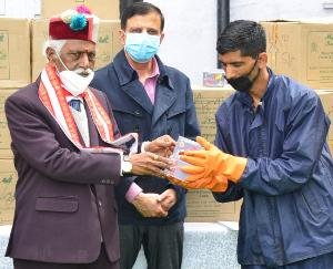 राज्यपाल ने अस्पताल प्रतिनिधियों, श्रमिकों और सफाई कर्मचारियों को स्वास्थ्य सामग्री की वितरित