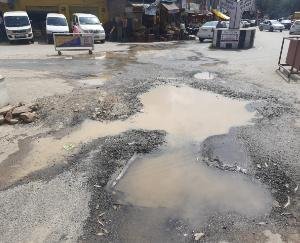 thousands-of-liters-of-drinking-water-flowing-on-roads