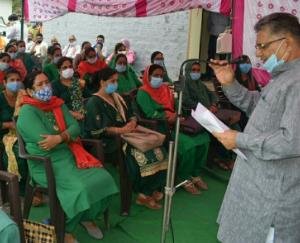 mobile-phones-distributed-to-asha-workers